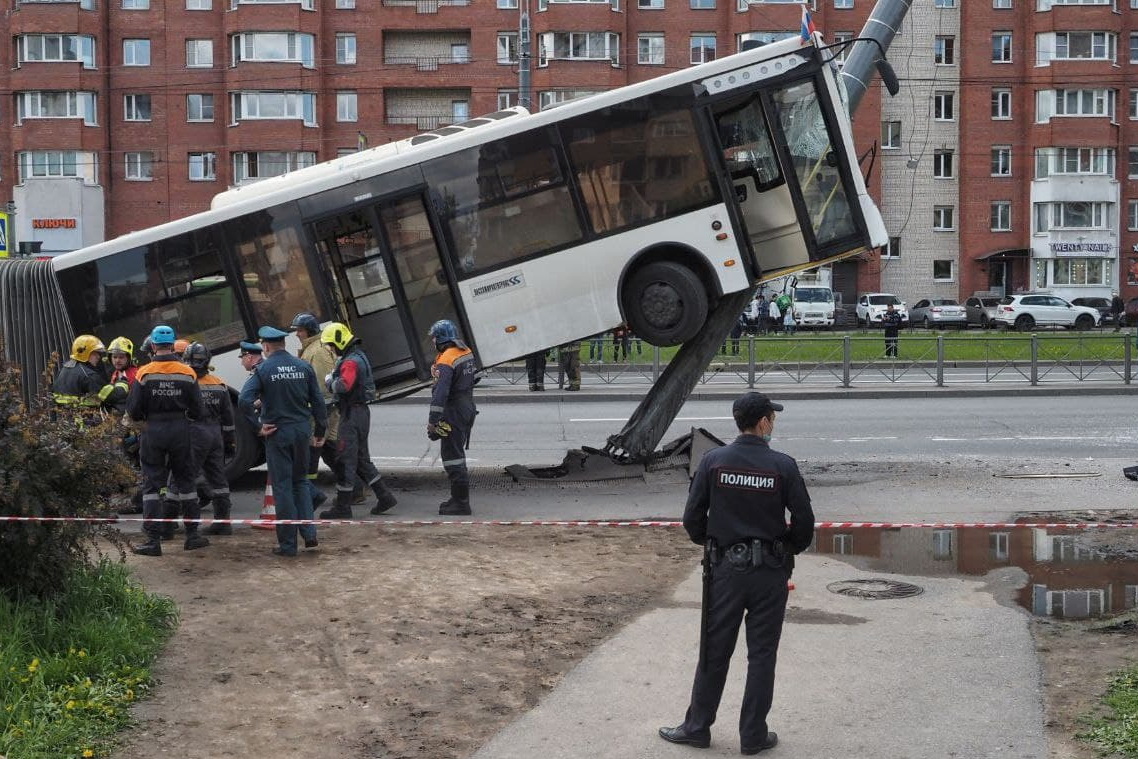 В ДТП с автобусом на Ленинском проспекте в Петербурге пострадали шестеро