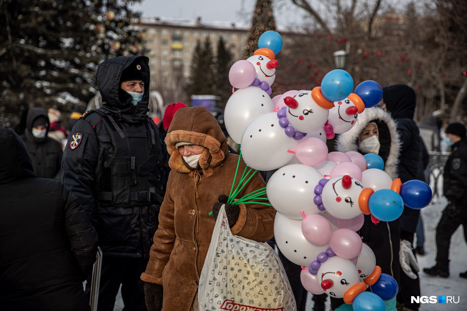 На митинге были не только молодежь и работающий класс, но и пенсионеры На митинге были не только молодежь и работающий класс, но и пенсионеры 