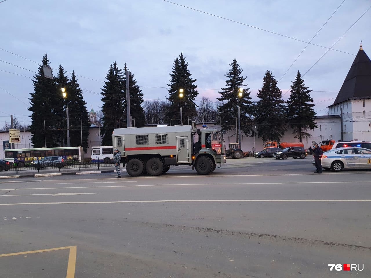 Автозак ОМОНа припарковали на разделительной полосе в центре Богоявленской площади 