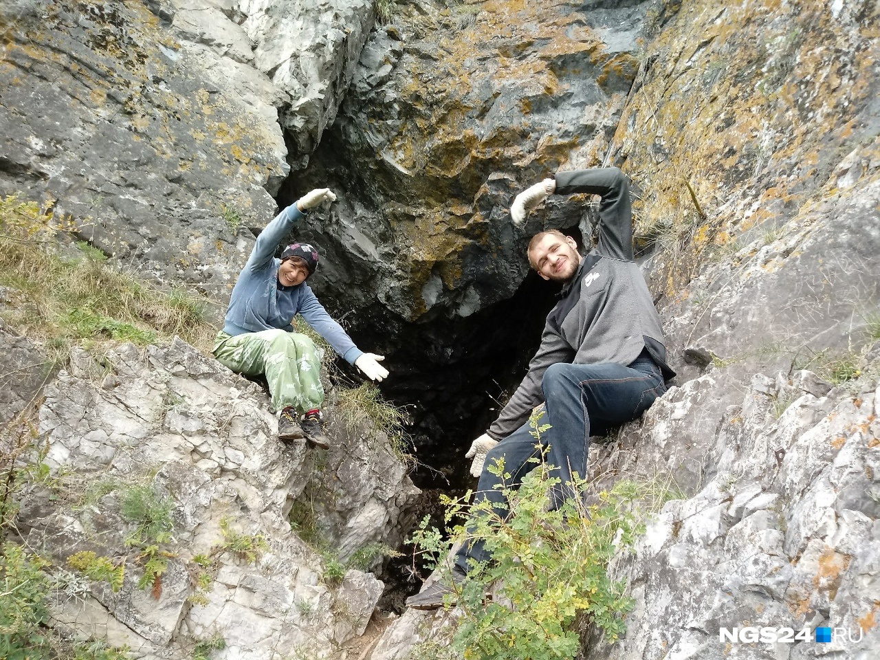 Небольшая пещера под скалой Голубка