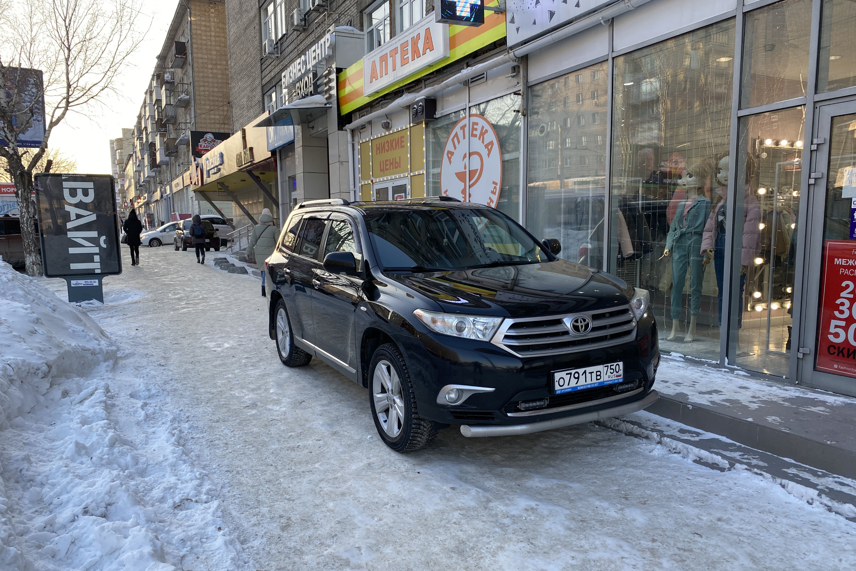 Внедорожник на тротуаре Внедорожник на тротуаре 