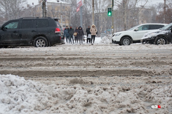 Снег с дорог в Самаре убирают не вовремя и некачественно Снег с дорог в Самаре убирают не вовремя и некачественно