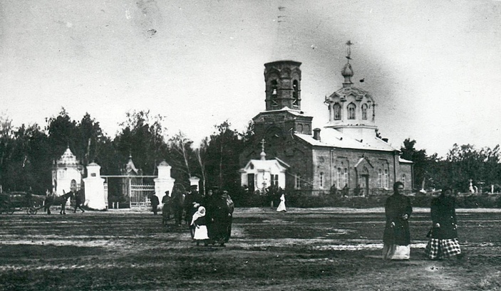 У входа на Шепелевское кладбище людей встречала церковь во имя святого Павла Комельского