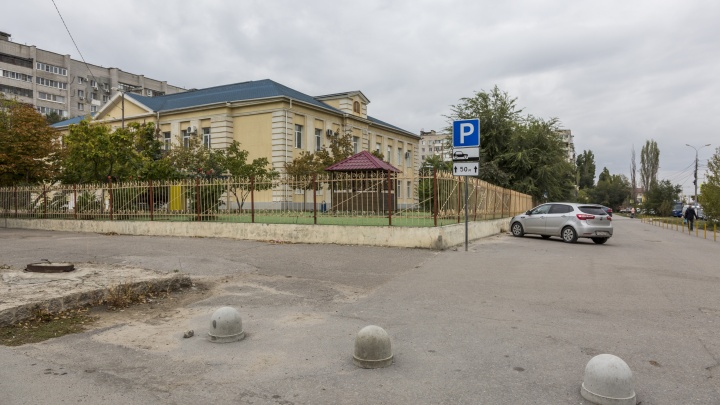 Прокуратура уличила частную школу «Поколение» в захвате парковки в центре Волгограда