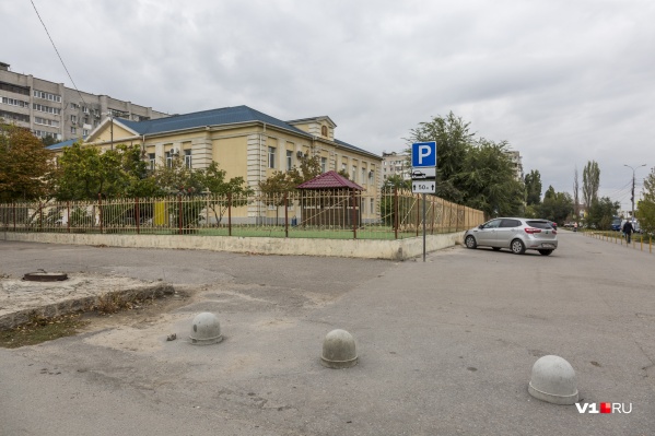 Прокуратура потребовала снести несанкционированные заграждения у частной школы Прокуратура потребовала снести несанкционированные заграждения у частной школы