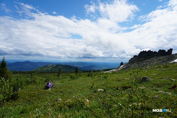 Вид на Шорию с вершины Зеленой горы летом