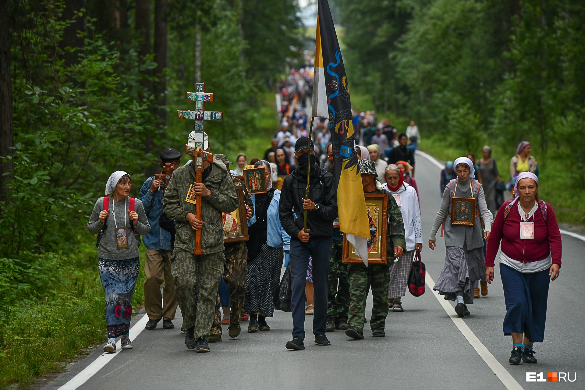 Тысячи паломников пять часов шли по Екатеринбургу с крестами и флагами