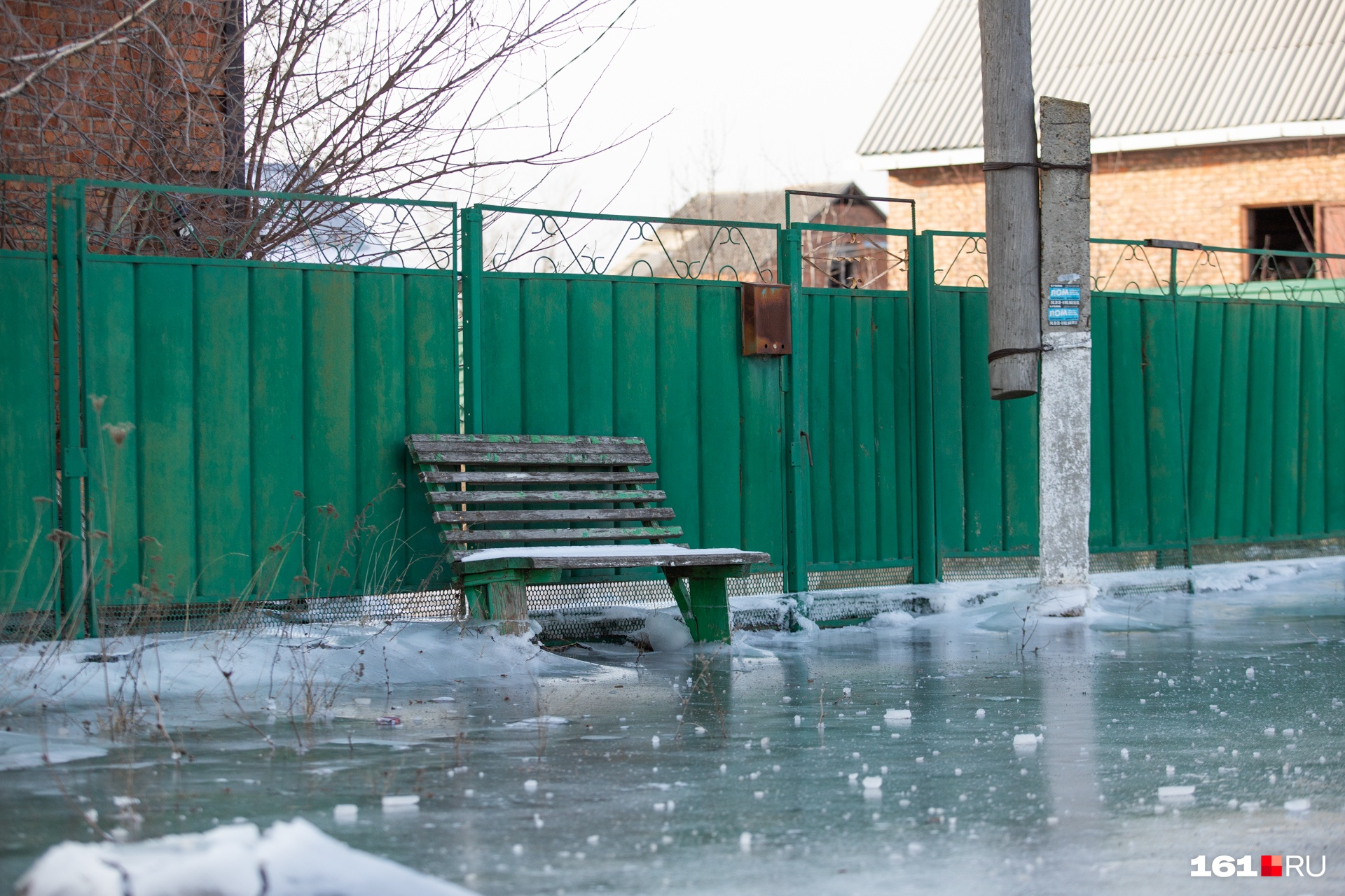 На лавочку присесть можно, но вряд ли кто-то захочет На лавочку присесть можно, но вряд ли кто-то захочет