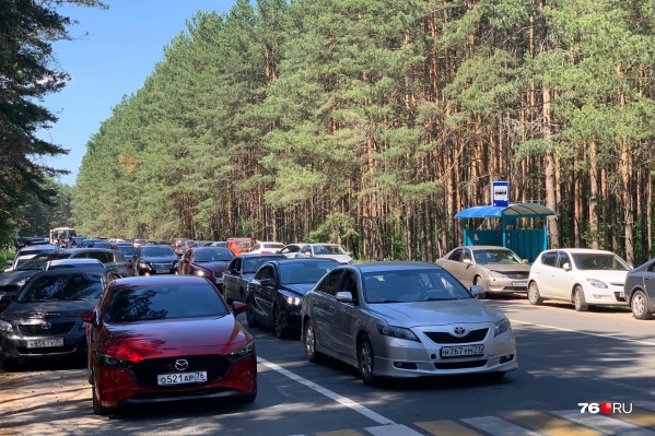 На дороге собралась пробка из желающих отдохнуть на карьерах На дороге собралась пробка из желающих отдохнуть на карьерах