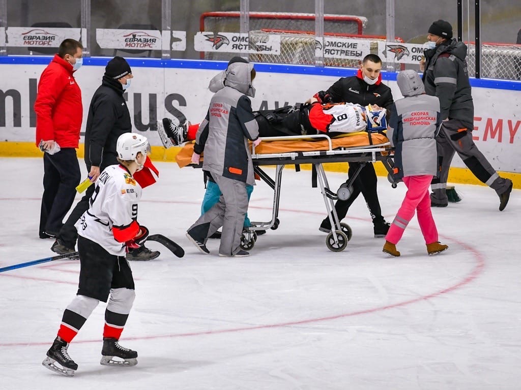 Новокузнецкие хоккеисты отказались играть с «Омскими Ястребами» после драки на льду