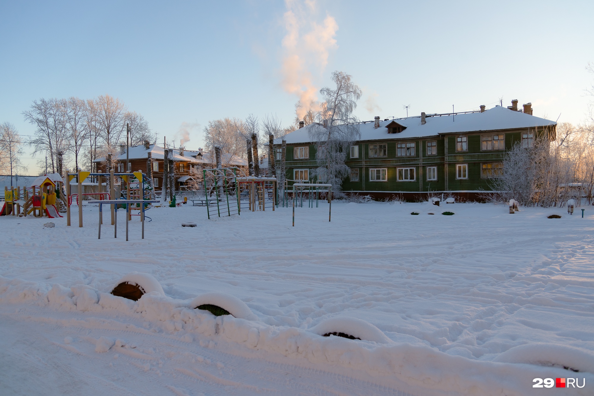 Детская площадка и школа были пусты — слишком холодный день