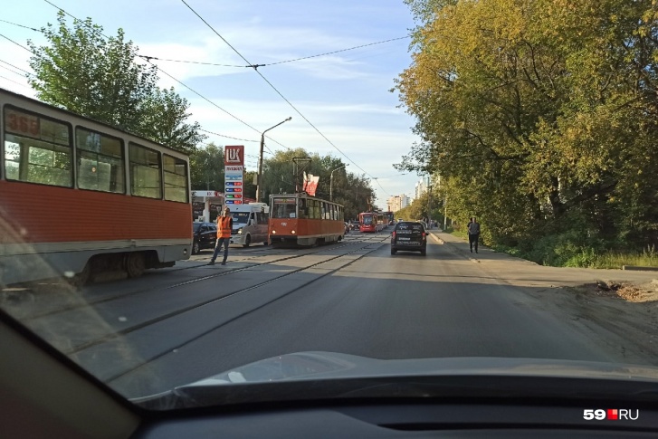 В Перми на Карпинского и Столбовой встали трамваи В Перми на Карпинского и Столбовой встали трамваи