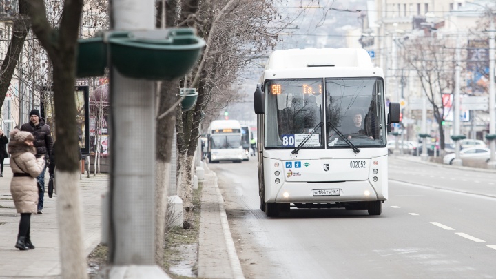 В Ростове пассажиры дважды обстреляли автобусы после ссор из-за масок