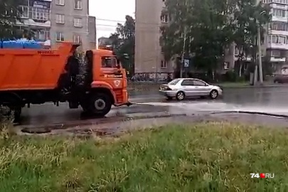 Поливальная машина — то что нужно во время дождя Поливальная машина — то что нужно во время дождя