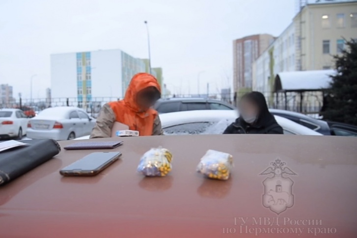 Свертки нашли в машине задержанного Свертки нашли в машине задержанного