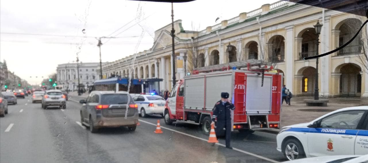 Автомобиль сложился, протаранив троллейбус на Невском