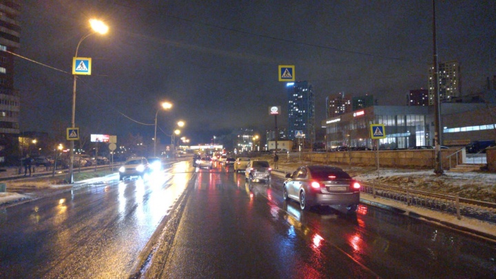 В Екатеринбурге неопытный водитель на Lifan едва не убил женщину на пешеходном переходе