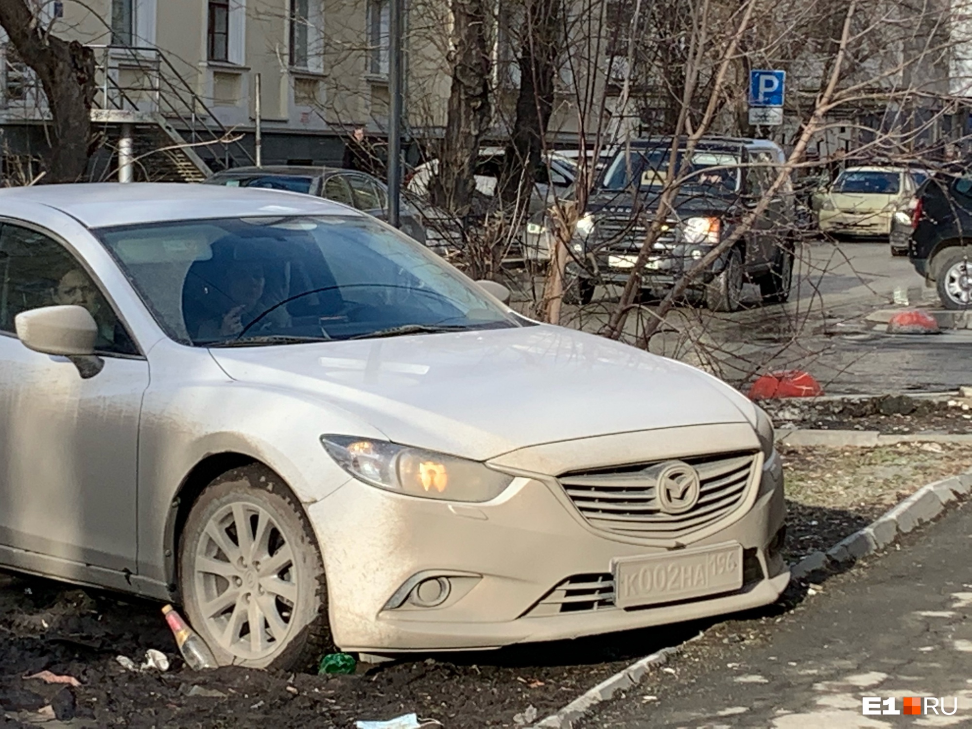 Машины екб. Машины Екатеринбург. Грязные автомобили Екатеринбурга. Екатеринбург машина БОЗОРБОЕВНА. Как паркуются автомобили в ЕКБ.