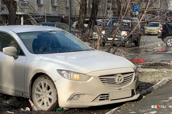 Испачканные автомобили сливаются с грязными газонами Испачканные автомобили сливаются с грязными газонами