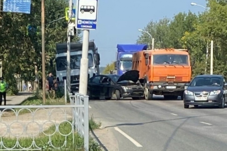 В аварию попали легковушка и два грузовика В аварию попали легковушка и два грузовика