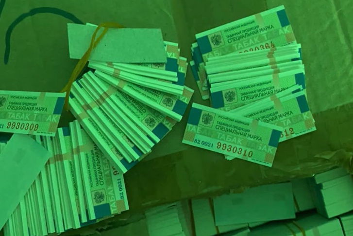 Фальшивые акцизные марки мошенники собирались наклеивать на готовую продукцию Фальшивые акцизные марки мошенники собирались наклеивать на готовую продукцию