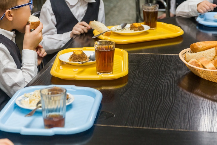На столы тольяттинских школьников могла попасть просроченная говядина
