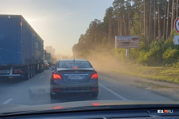 У самой развязки произошло небольшое ДТП, из-за этого образовалась большая пробка У самой развязки произошло небольшое ДТП, из-за этого образовалась большая пробка