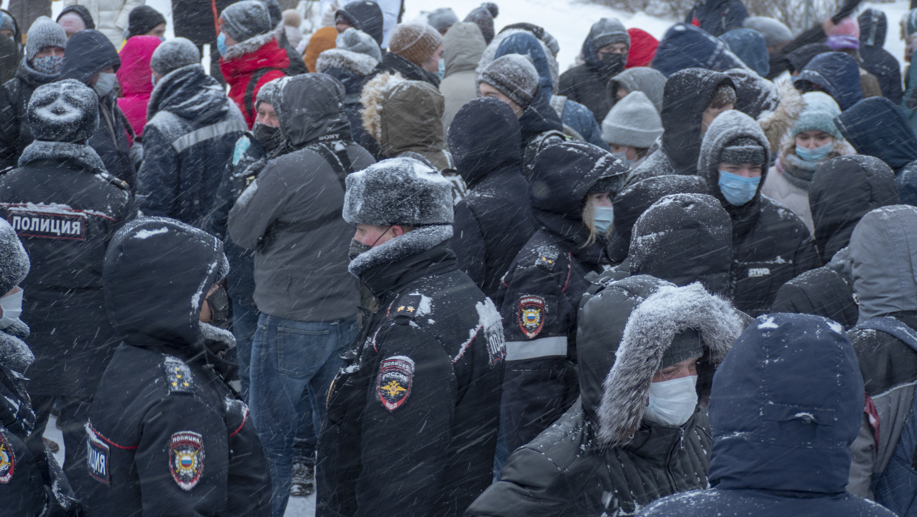 Протестующие хотели пойти на площадь Ленина, но в итоге остались у Вечного огня Протестующие хотели пойти на площадь Ленина, но в итоге остались у Вечного огня