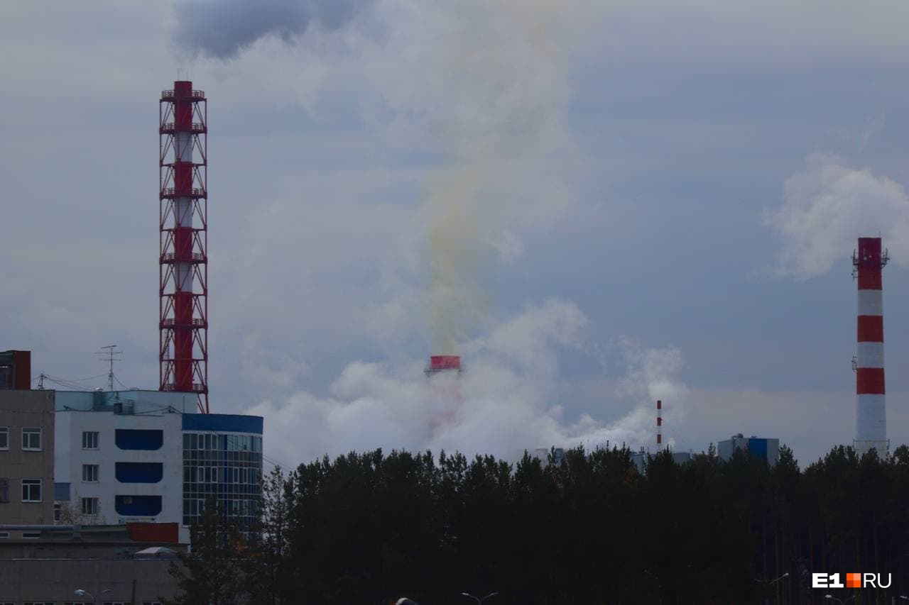 Екатеринбуржцы заметили странный желтый дым над трубами Академической ТЭЦ