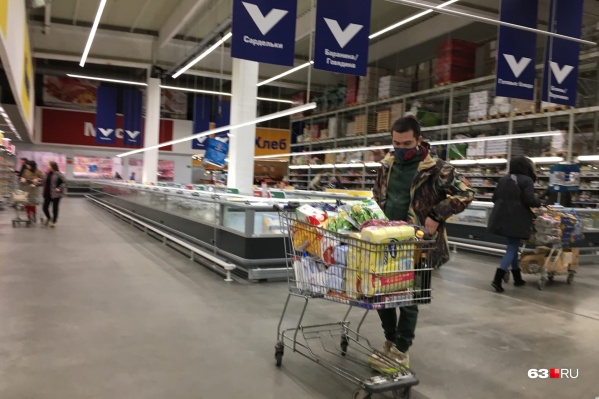 Инспекторы проверили, как в магазине хранили продукты Инспекторы проверили, как в магазине хранили продукты