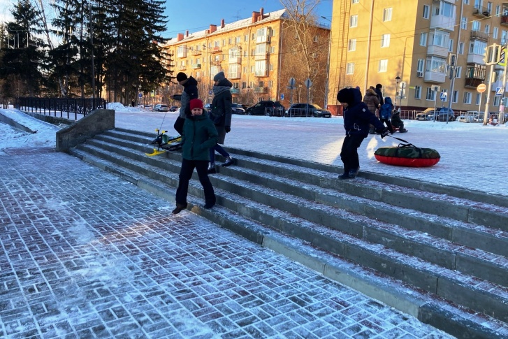 Внимательно взгляните на левую часть фото — пандус там действительно есть Внимательно взгляните на левую часть фото — пандус там действительно есть