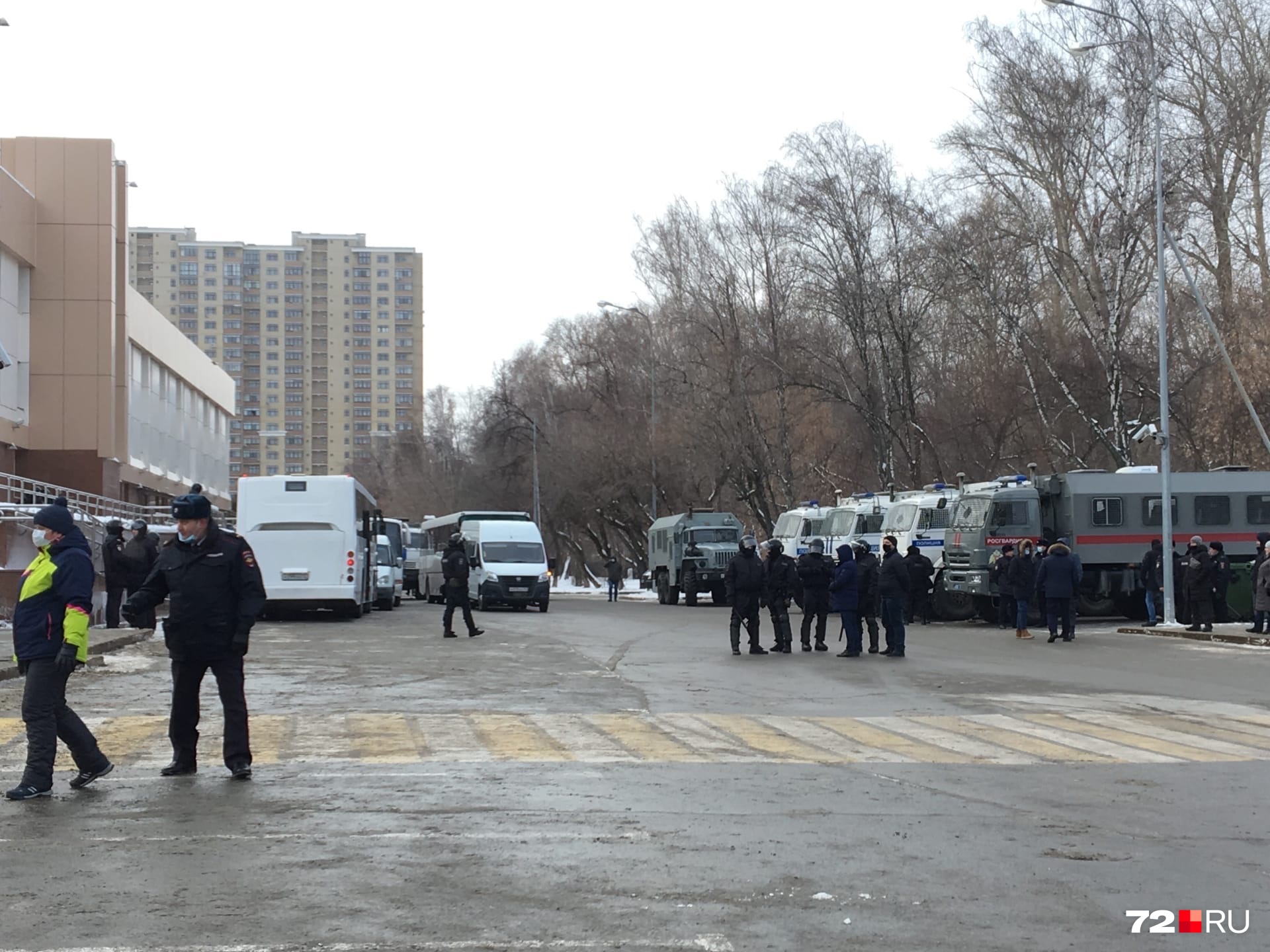 С места событий нам сообщают, что силовиков больше, чем простых людей С места событий нам сообщают, что силовиков больше, чем простых людей