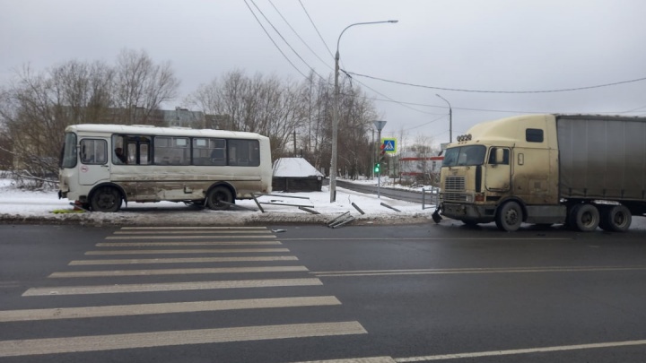 В Архангельске автобус столкнулся с грузовиком