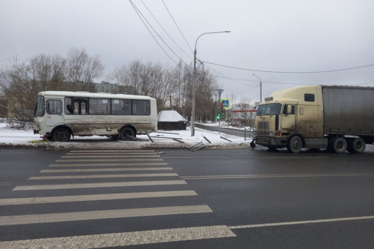 ДТП произошло на перекрестке Ленинградского и Октябрьской ДТП произошло на перекрестке Ленинградского и Октябрьской