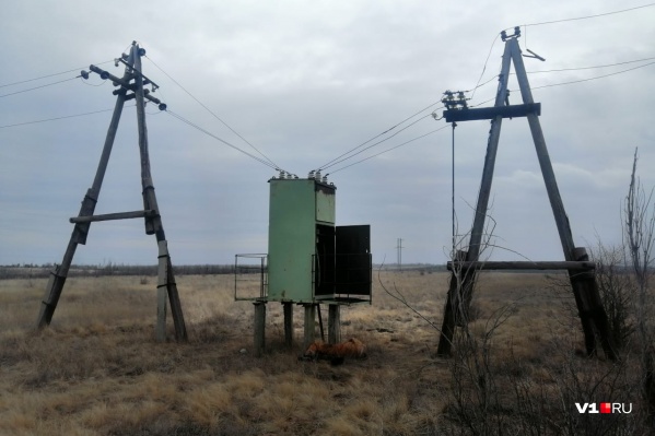 Погибший мужчина одет в костюм, похожий на спецовку Погибший мужчина одет в костюм, похожий на спецовку