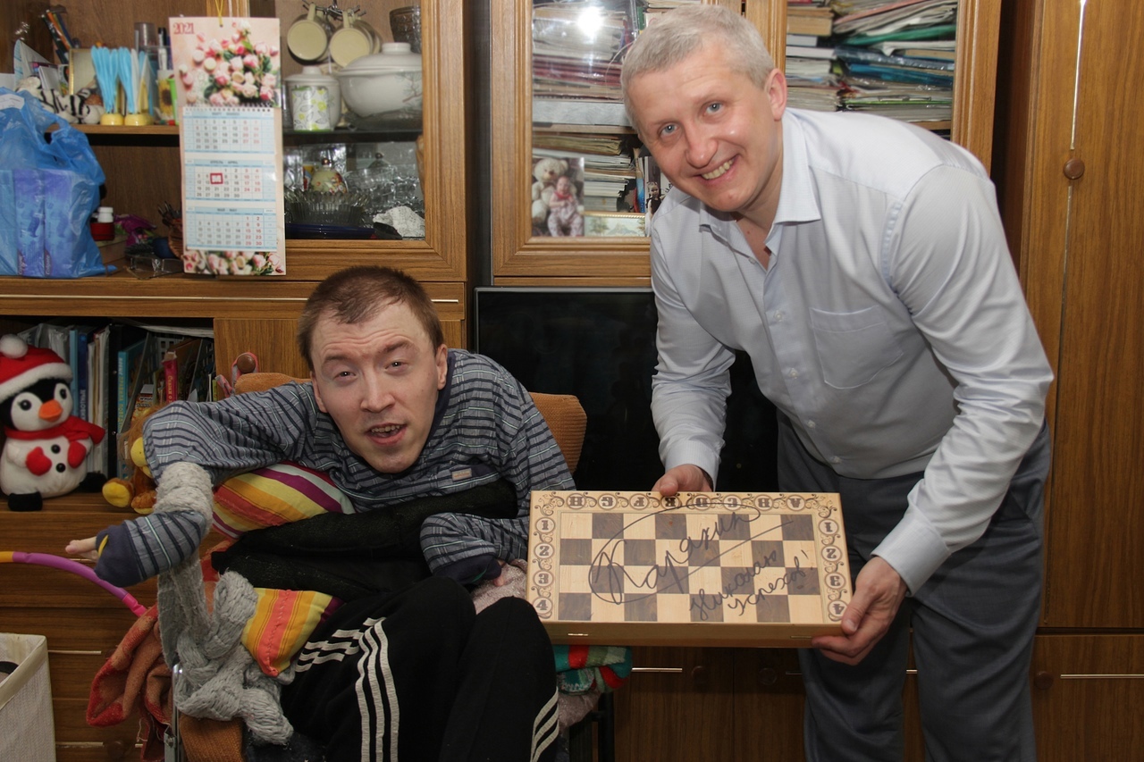 Парень из Первоуральска, который играл в шахматы языком, начал цепочку обмена, чтобы исполнить свою мечту
