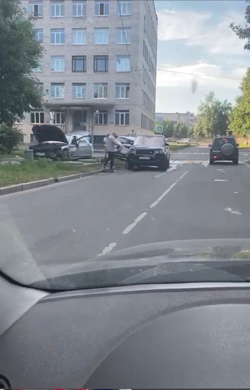 ДТП на юго-западе Петербурга попало на видео: «Мерседес», выезжая на главную, снёс «Форд»