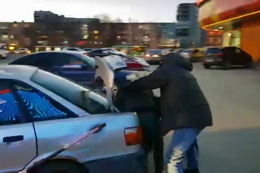 Эта ситуация произошла накануне вечером у торгового центра на Ленинградском проспекте Эта ситуация произошла накануне вечером у торгового центра на Ленинградском проспекте