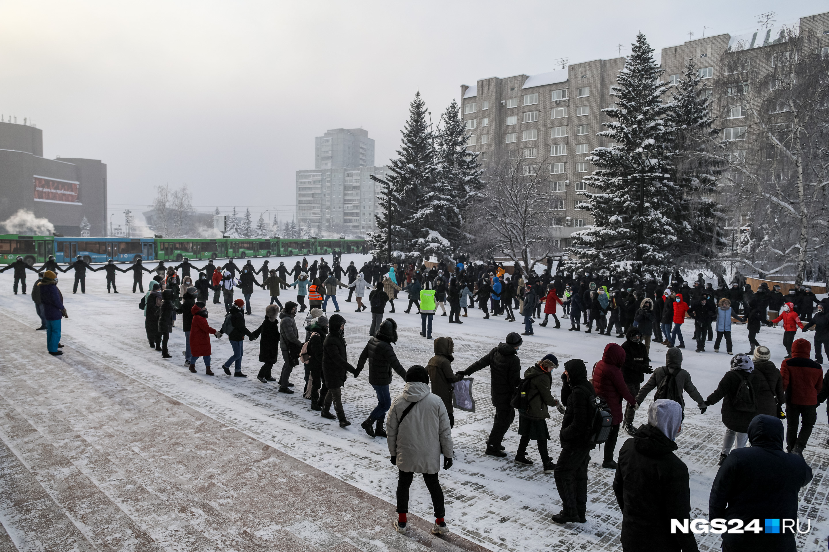 Задержания и хороводы: главные фото с акции протеста в Красноярске