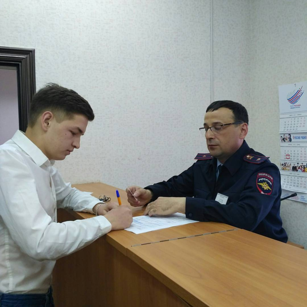 Рустем Минигулов лично выдавал водительские удостоверения молодым шоферам Рустем Минигулов лично выдавал водительские удостоверения молодым шоферам