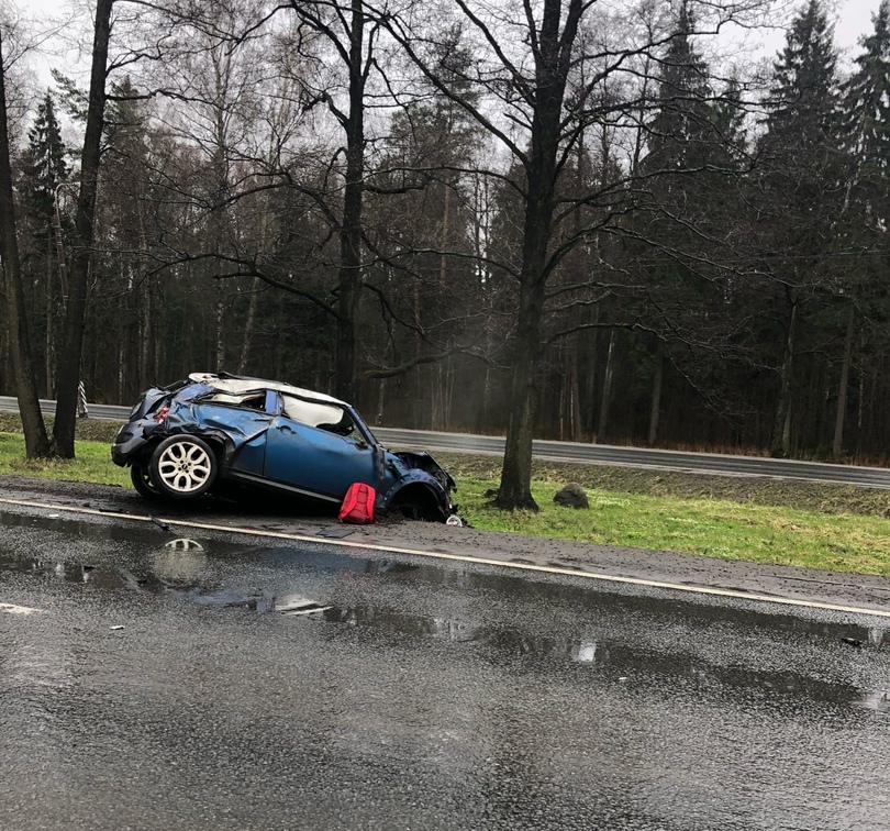 Mini Cooper отправился в кювет на Приморском шоссе. Обломки разбросало по мокрой трассе