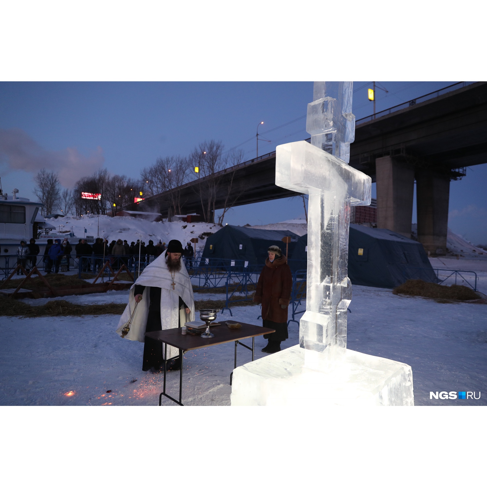 У Димитровского моста собралось значительно больше людей У Димитровского моста собралось значительно больше людей