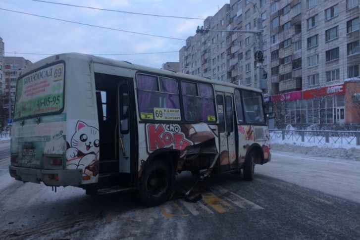 Автобус маршрута № 69 поворачивал налево Автобус маршрута № 69 поворачивал налево