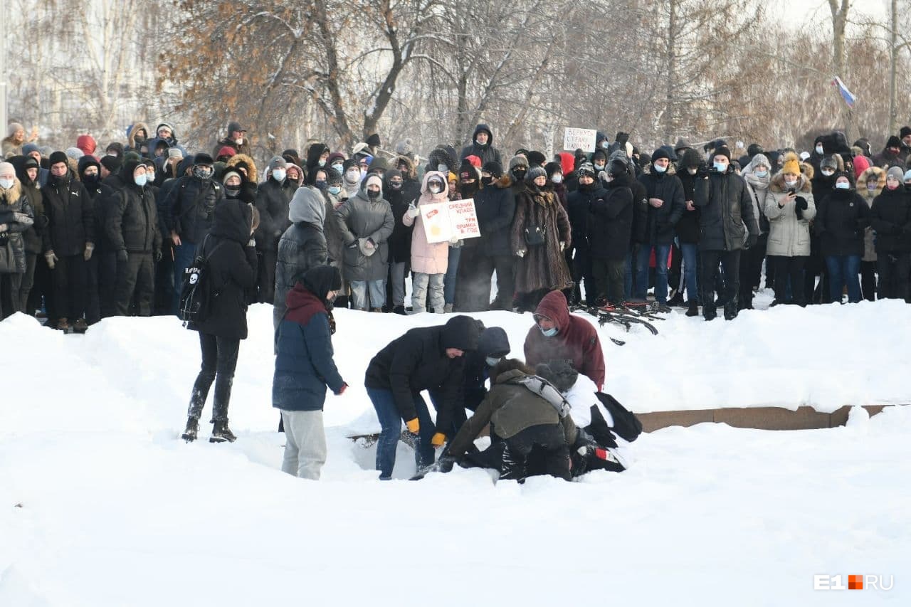 Свердловские власти объяснили, почему не пустили в здание правительства мужчину, которому стало плохо на митинге