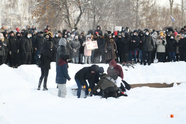 Мужчине стало плохо во время протестной акции Мужчине стало плохо во время протестной акции 