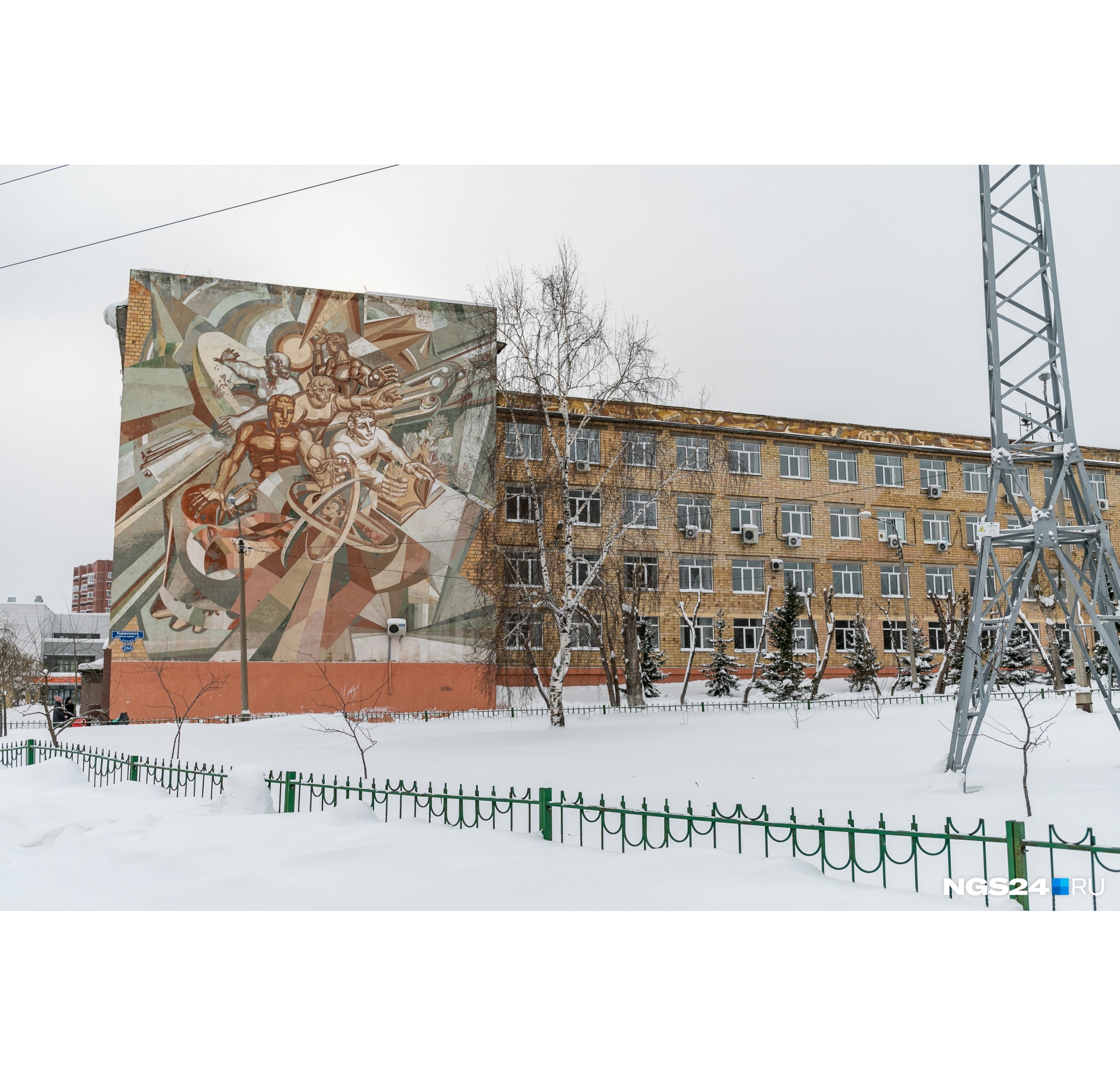 Сграффито украшает один из фасадов института Сграффито украшает один из фасадов института