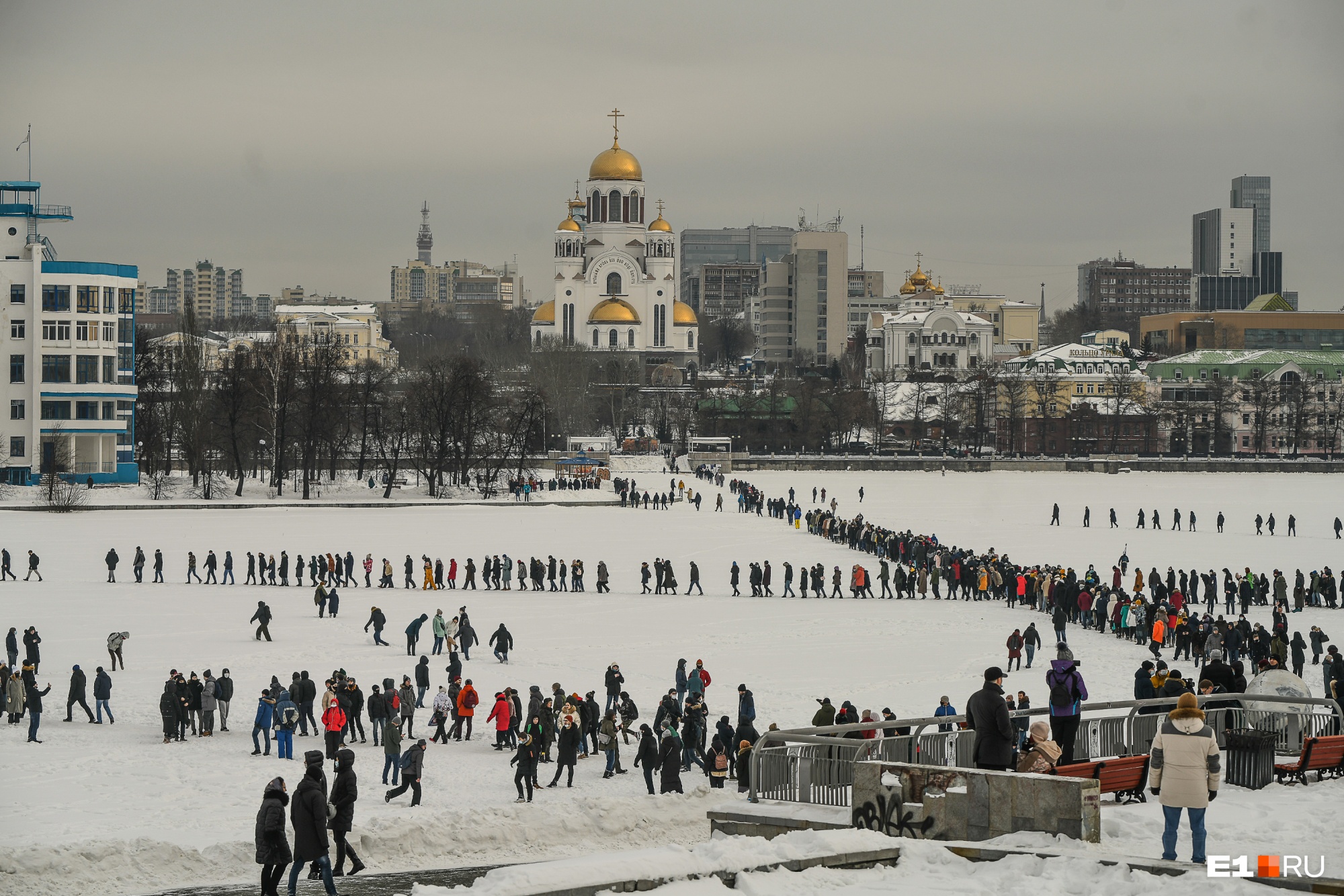 Прошли 9 километров: 30 главных кадров с акции в поддержку Навального в Екатеринбурге