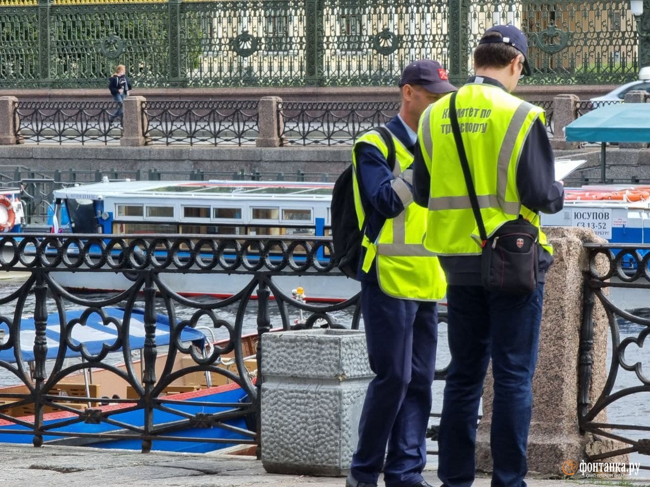 Петербуржцы не вняли предупреждению комтранса. Смотрите, как на Фонтанке наказывают нарушителей парковки