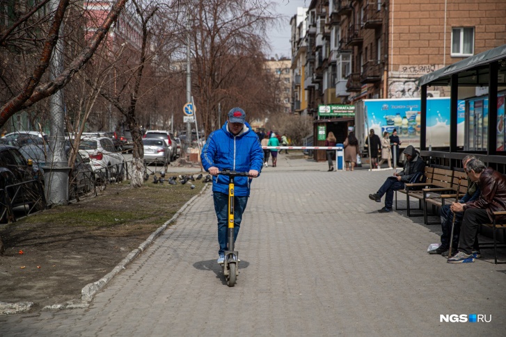 Авторедактор НГС Дмитрий Косенко знает толк в транспорте — он провел более 200 тест-драйвов автомобилей, а вот на электросамокат встал впервые