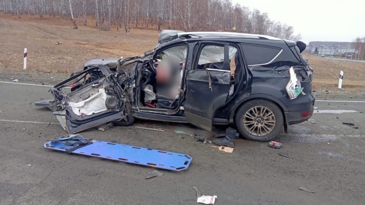 В Башкирии в ДТП с участием легковушки и грузовика погиб водитель